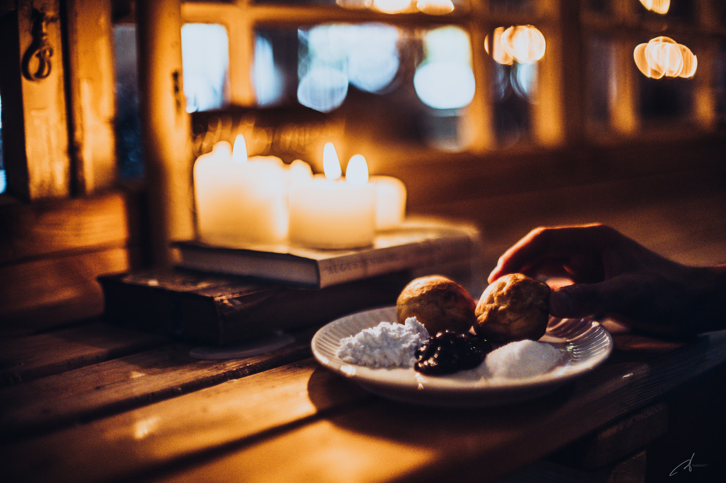 Æbleskiver i stearinlysets skær på krusmølle