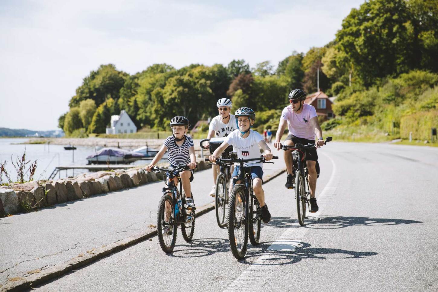 Familie på cykeltur ved Kollund i Sønderjylland