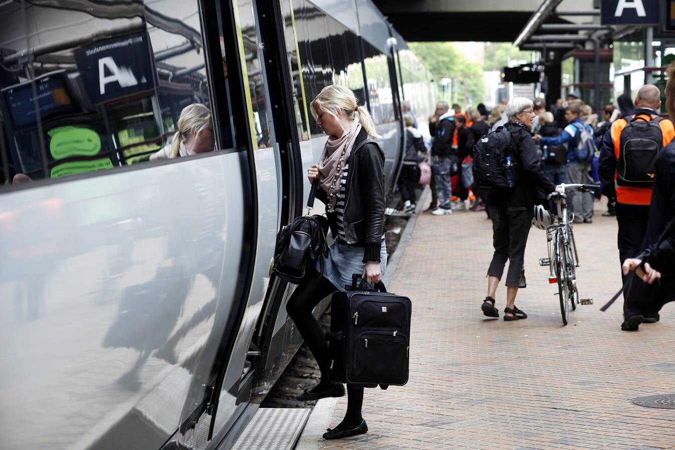 En rejsende stiger ombord på toget fra DSB