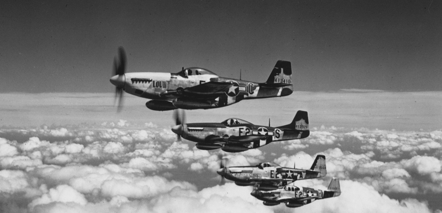 P-51 jagerfly på vej hjem efter mission over Europa