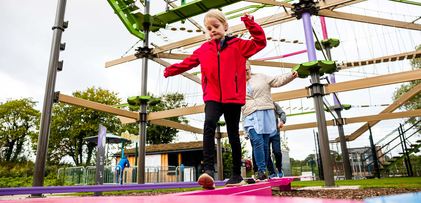 Lille pige der kaltrer i Universe