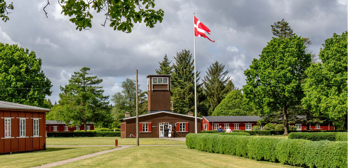 Frøslevlejren med dannebrog