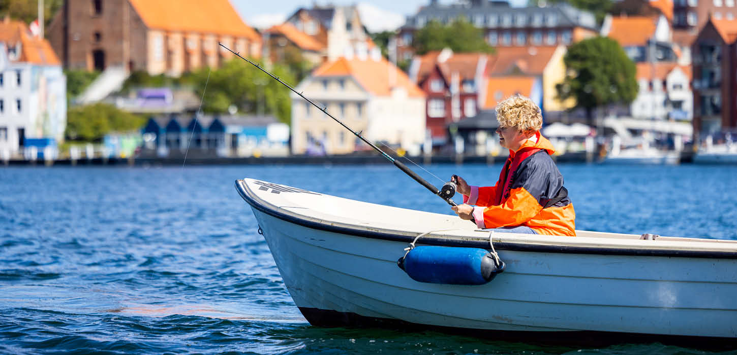 Dame lystfisker fra sin jolle i Sønderborg Havn