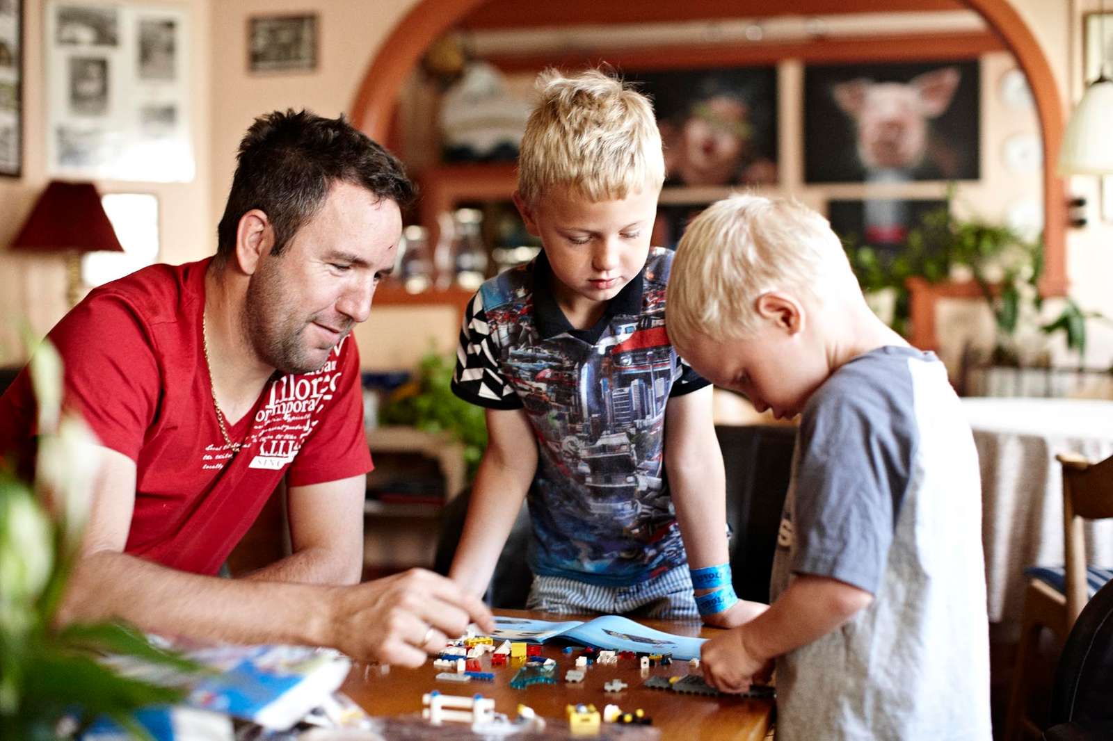 Familie hygger sig ved Danhostel Sønderborg Vollerup