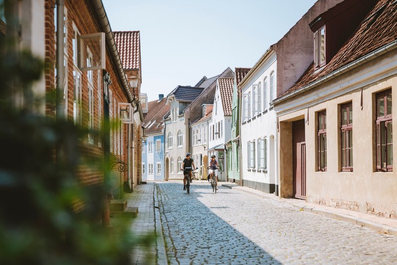 Fietsers rijden door Aabenraa in Sønderjylland, Denemarken