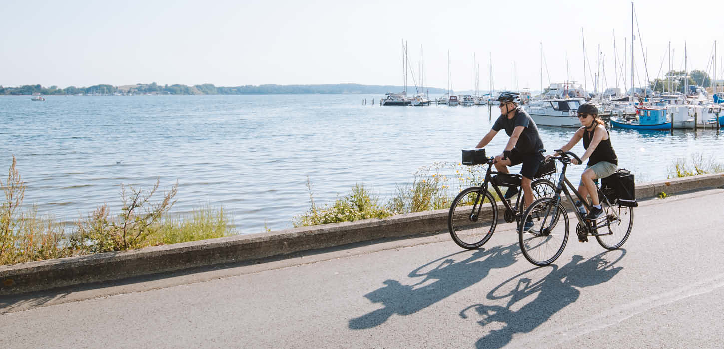 Par der cykler ved Genner strand