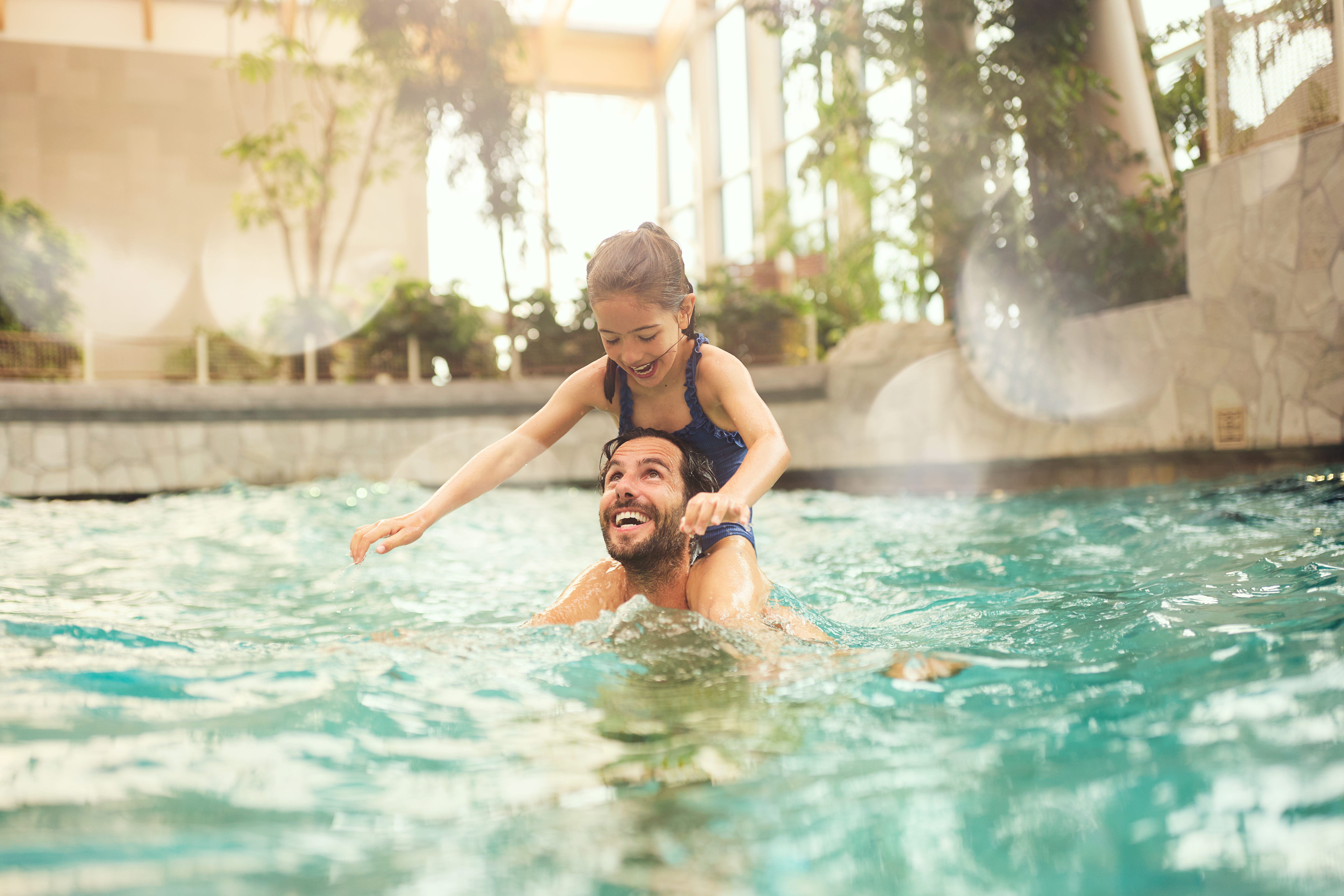 Far og datter bade i Aqua Mundo i Center Parcs Nordborg Resort