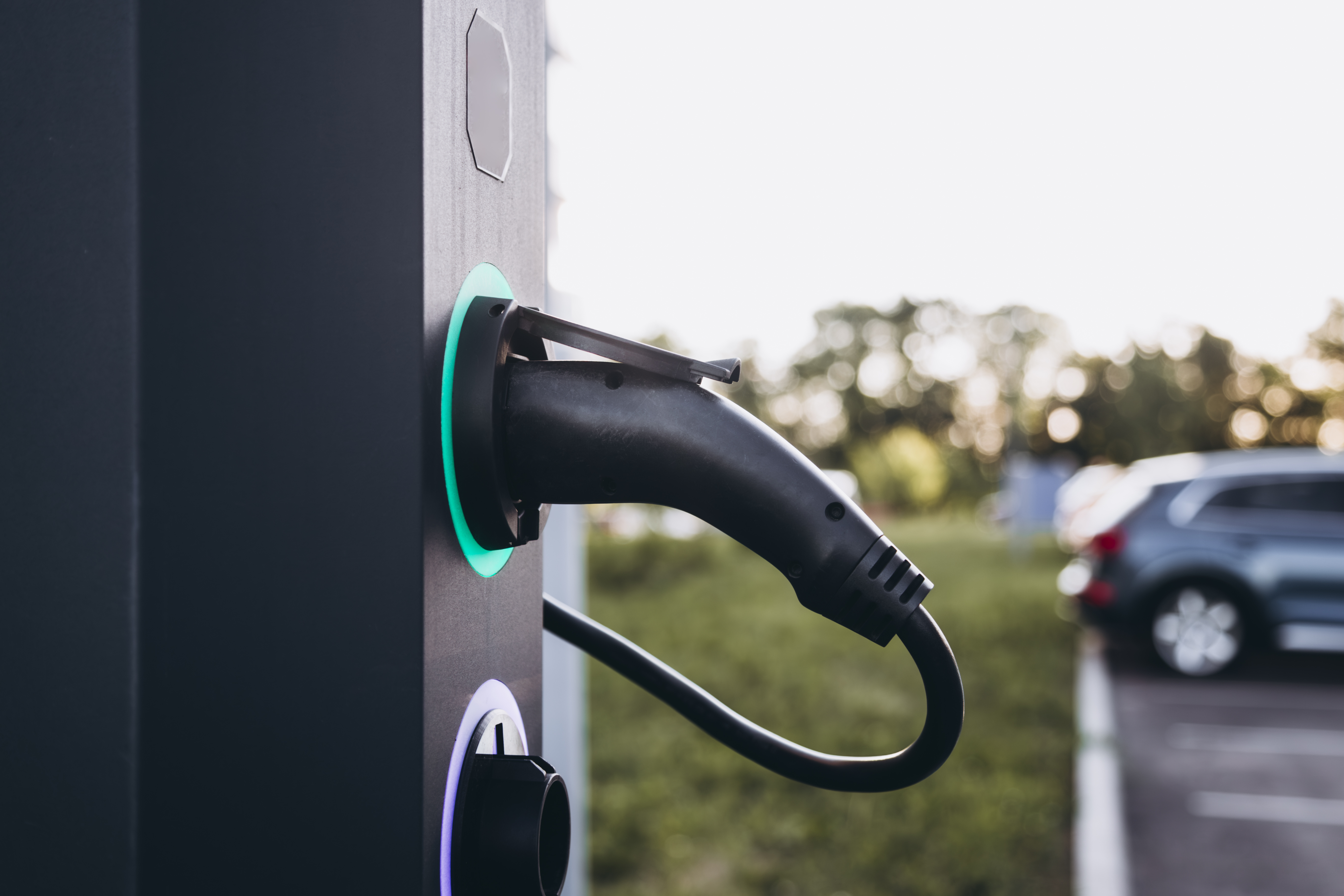 En bil bliver opladet 