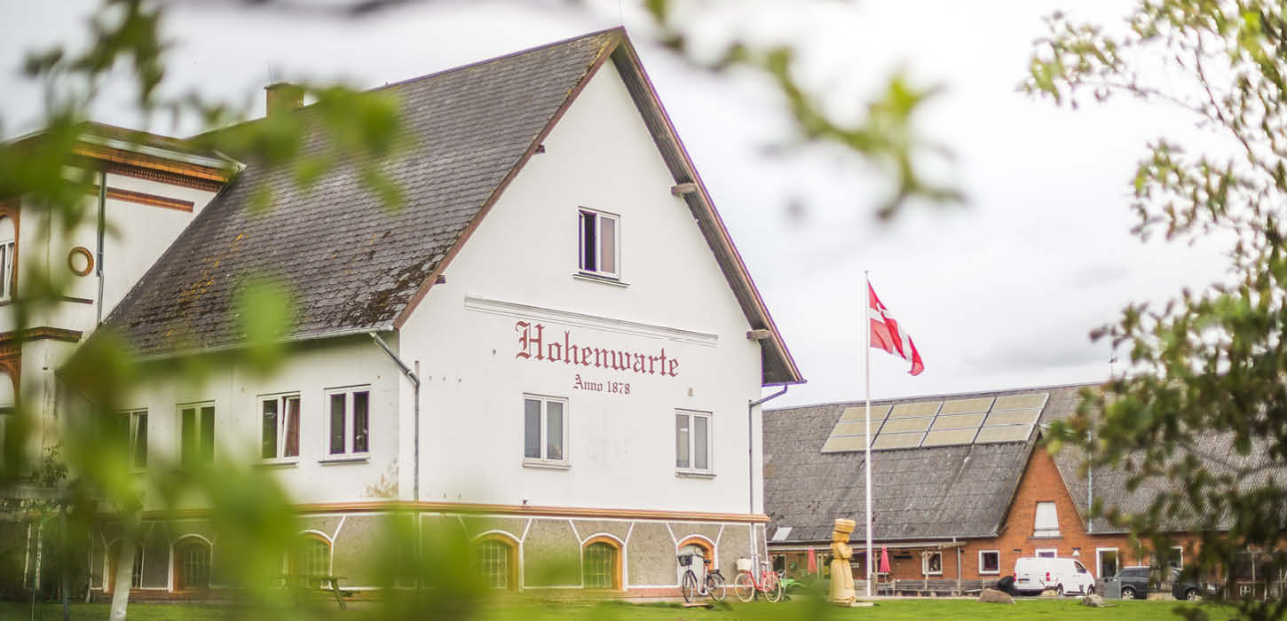 Flaget vajer i indkørslen til Hohenwarte
