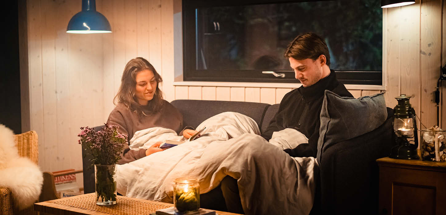 Vinterstemning med par i sommerhus 