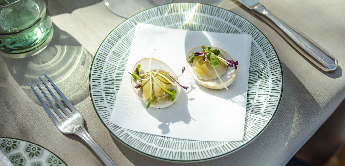 Pyntede solæg der er serveret på Restaurant Knap