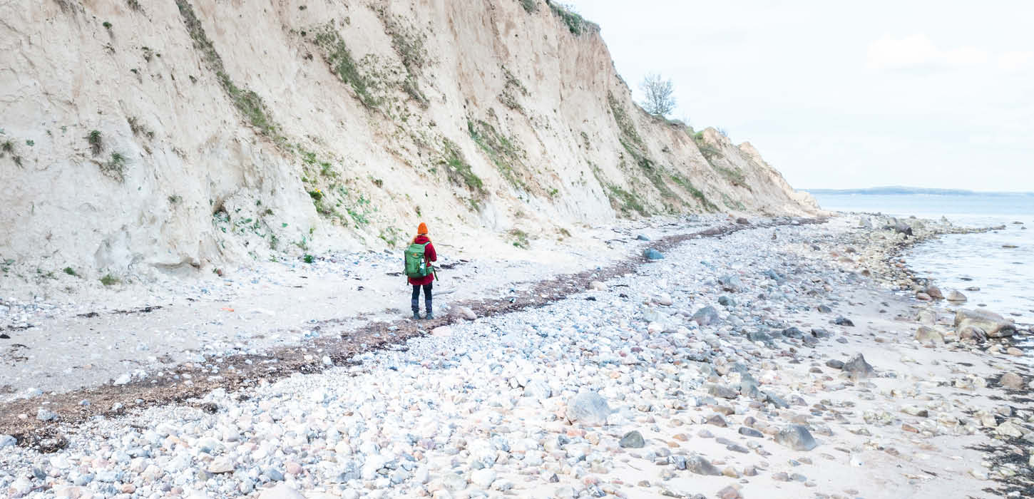 Kvinde med fuld oppakning der vandrer på Gendarmstien