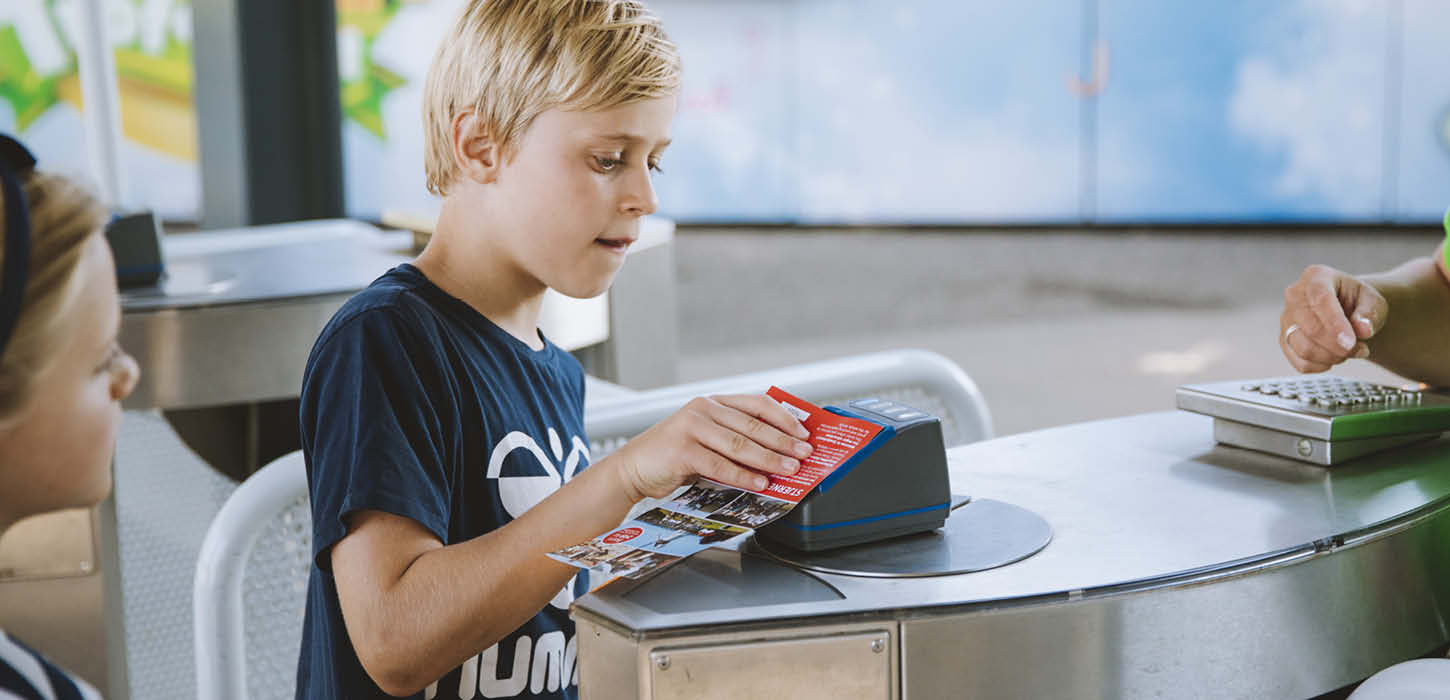 Dreng der scanner sin billet