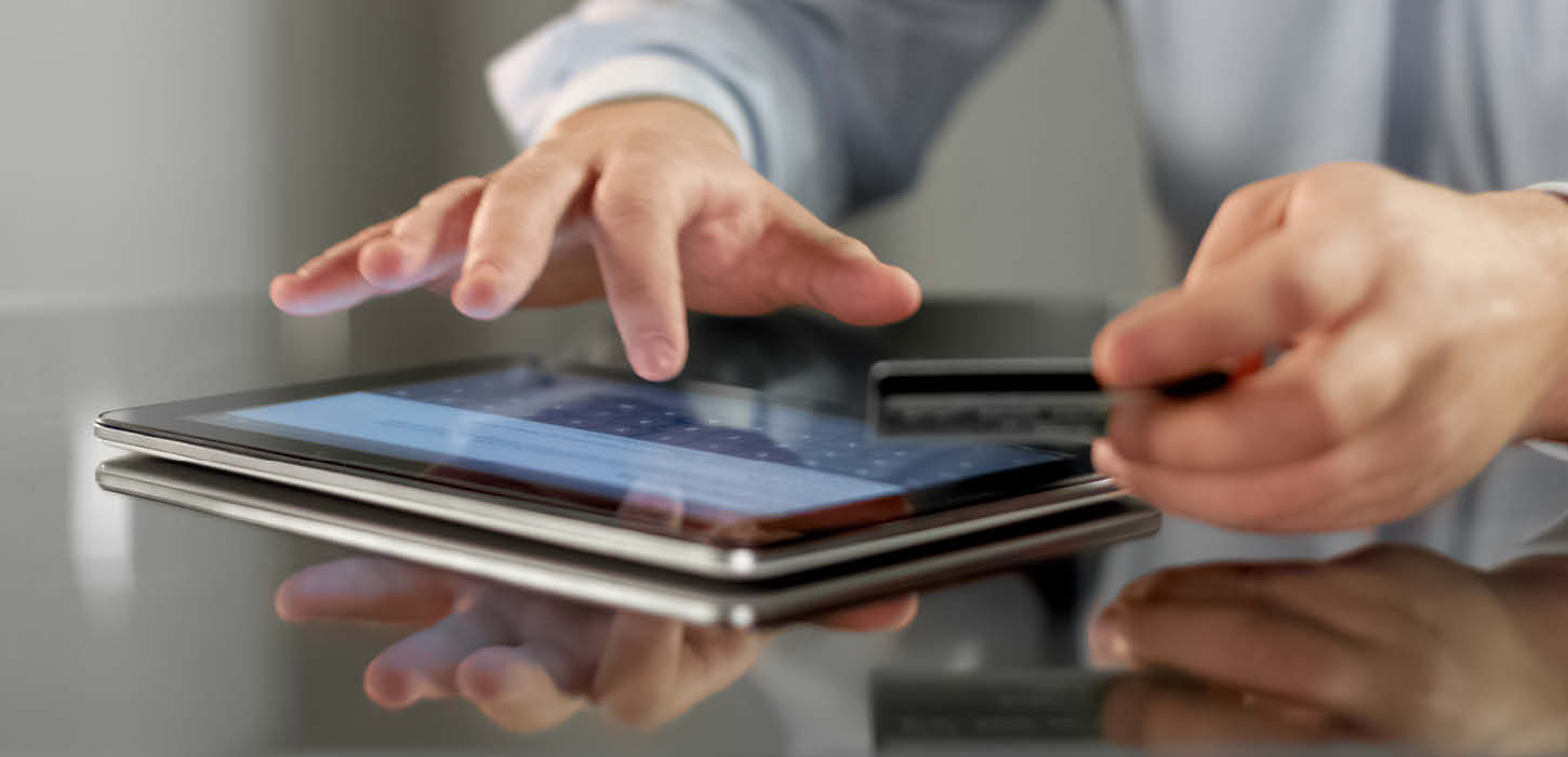 Mand booker noget på en ipad