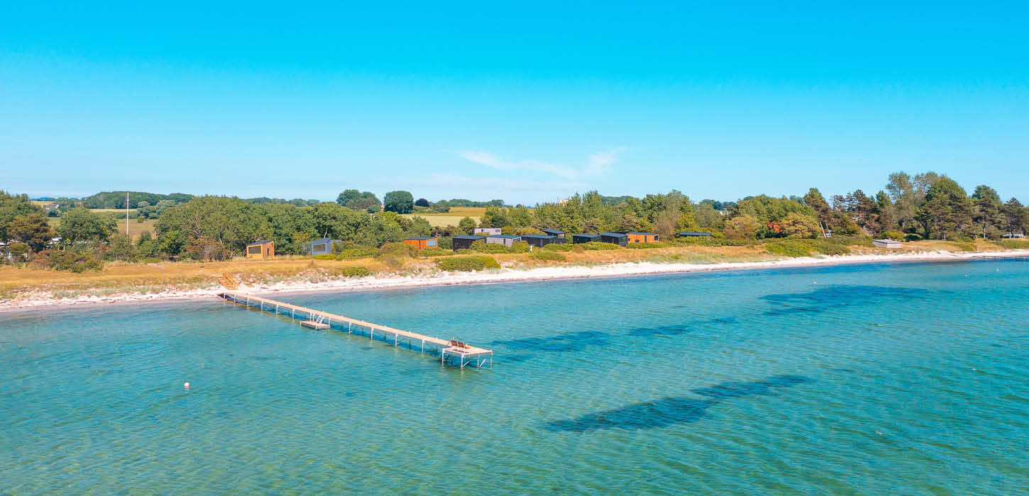 Ved Kegnæs ses de små Tiny Houses helt ud til vandet