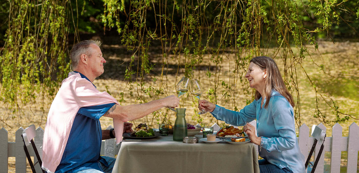 Par der nyder frokost med udeservering