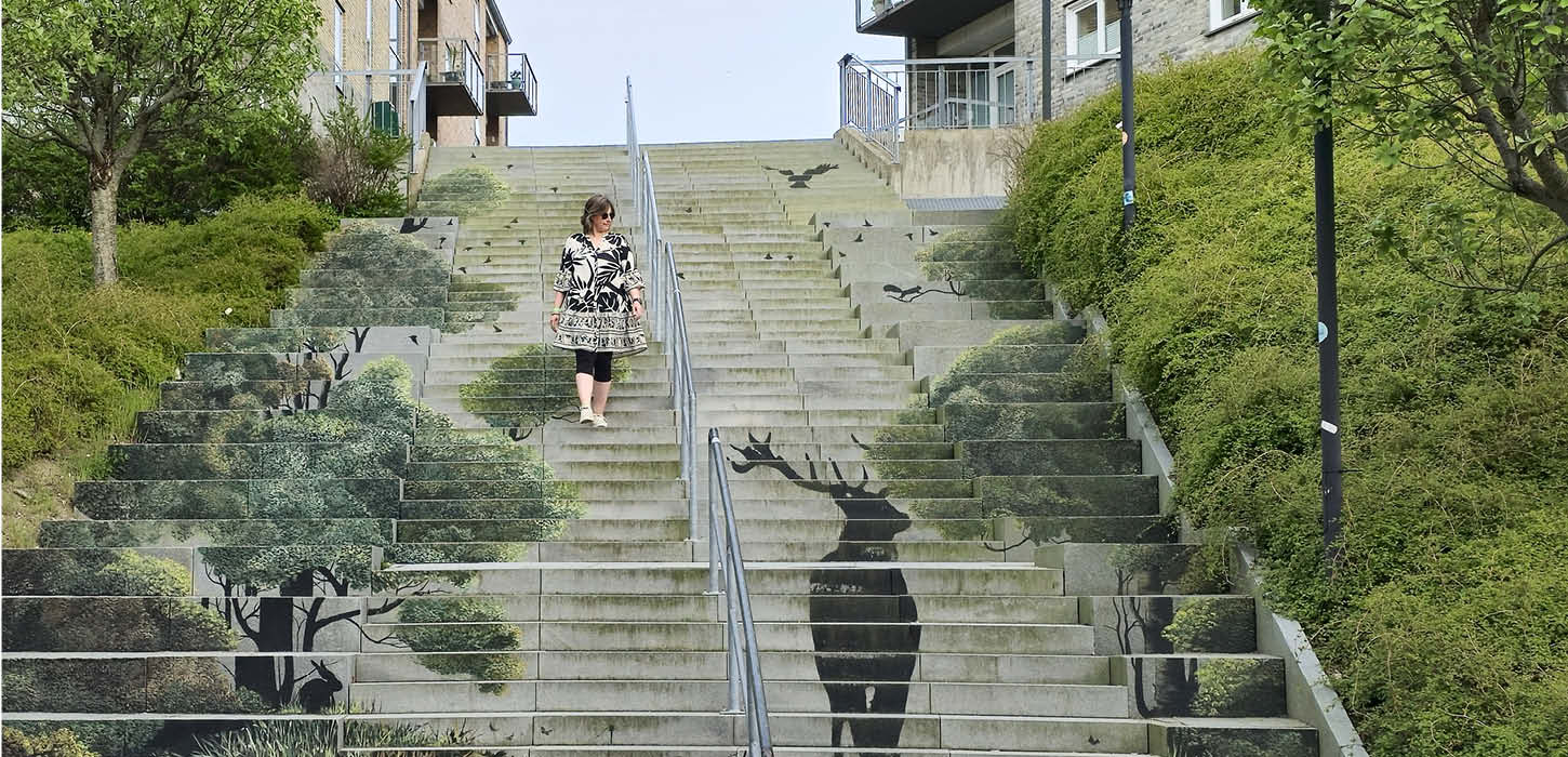 Kvinde går på Den Spanske Trappe i Sønderborg
