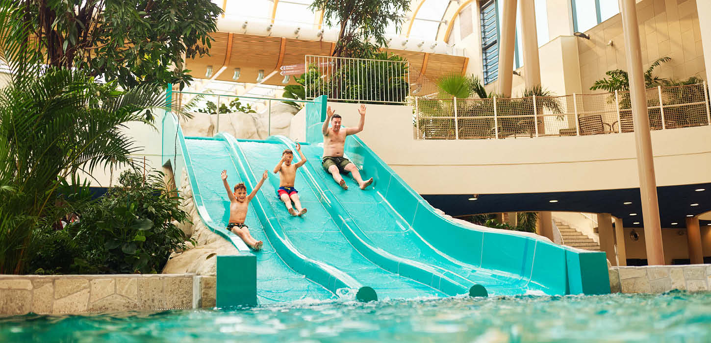 Familie på rutchebane i Aqua Dome