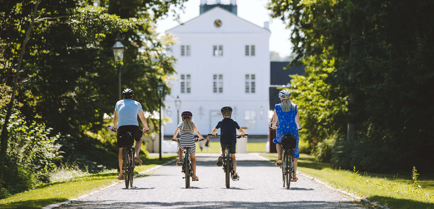 Familie, die zum Schloss Graasten radelt