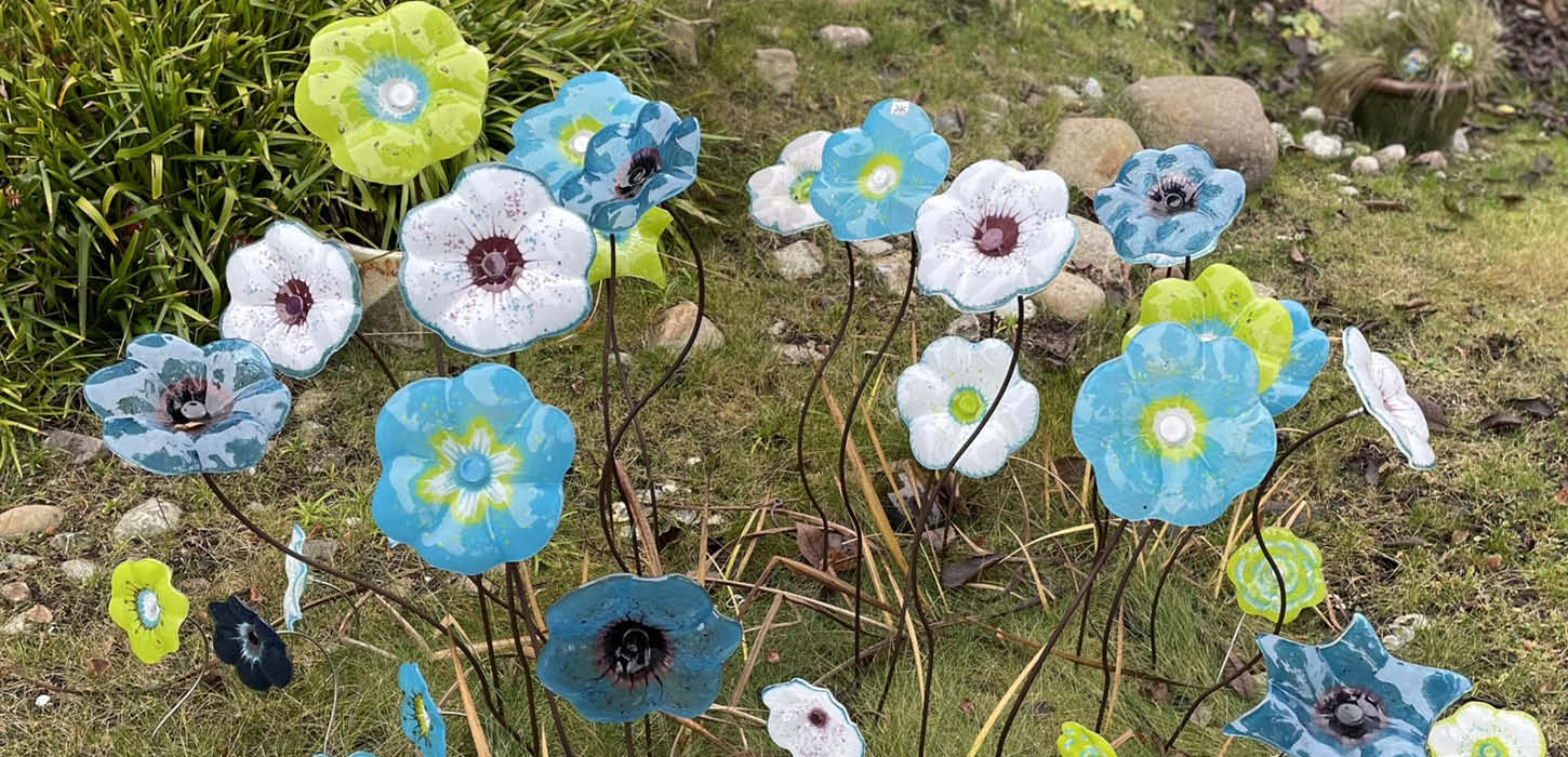 Glasblomster i blå nuancer fra Dansk Glaskunst