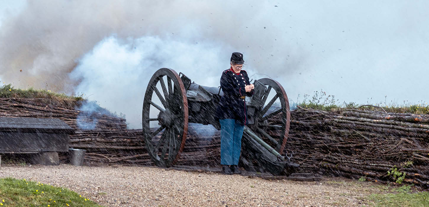 Soldat affyrer kanon ved Historiecenter Dybbøl Banke
