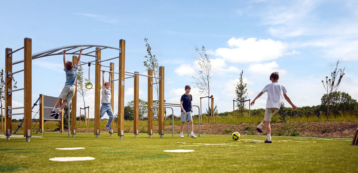 Drenge der klatrer og spiller fodbold ved klatrebanerne ved Center Parcs Nordborg Resort