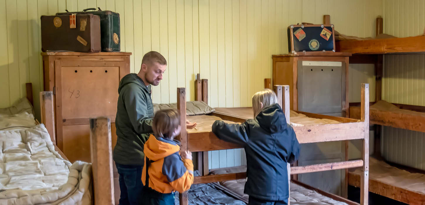 Sengeafsnit i en af barakkerne i Frøslevlejrens Museum