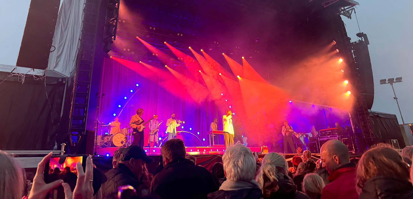 Band optræder i lysshow ved SES Festival 2025
