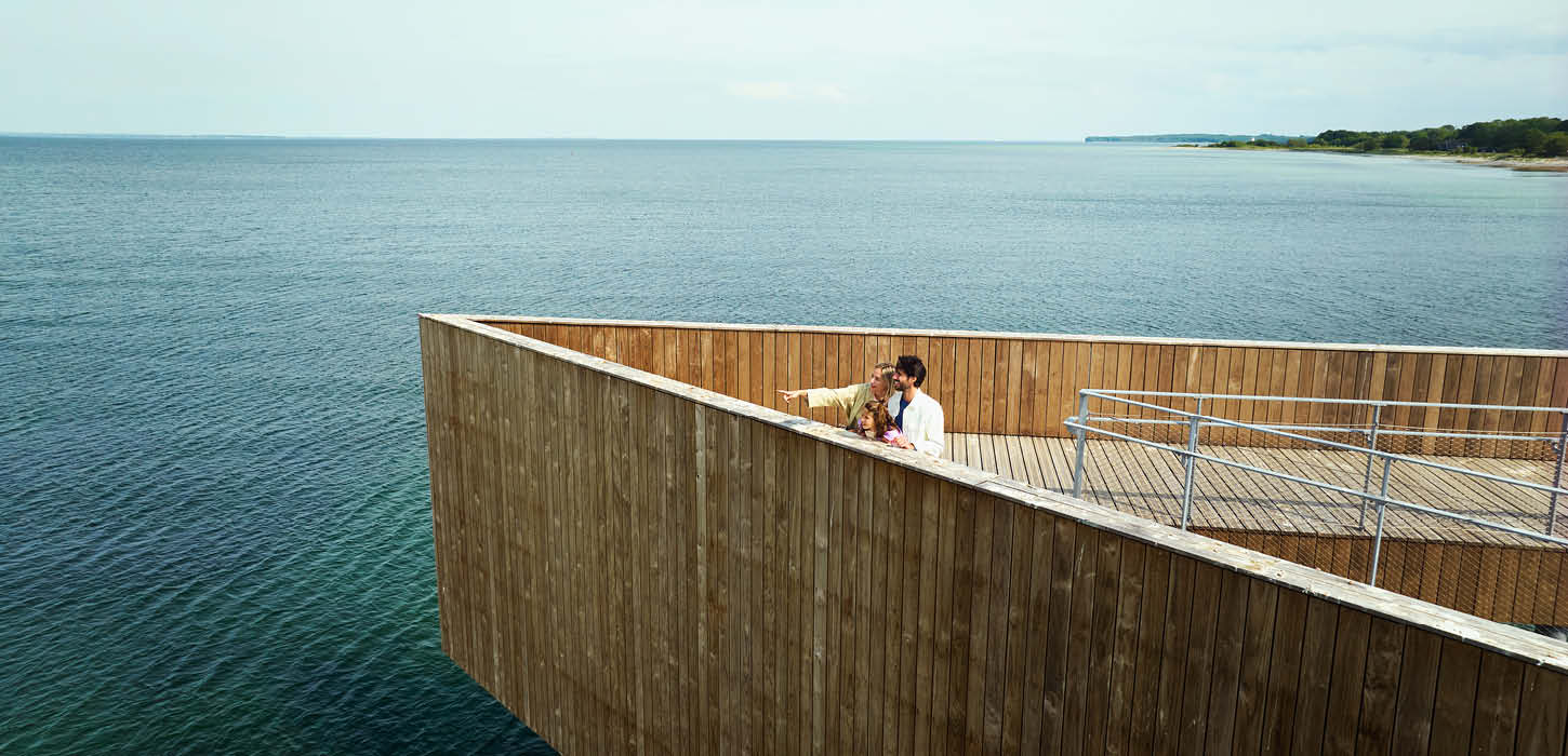 Familie helt ude på spisen af Nordborg Pier ved Center Parcs Nordborg Resort