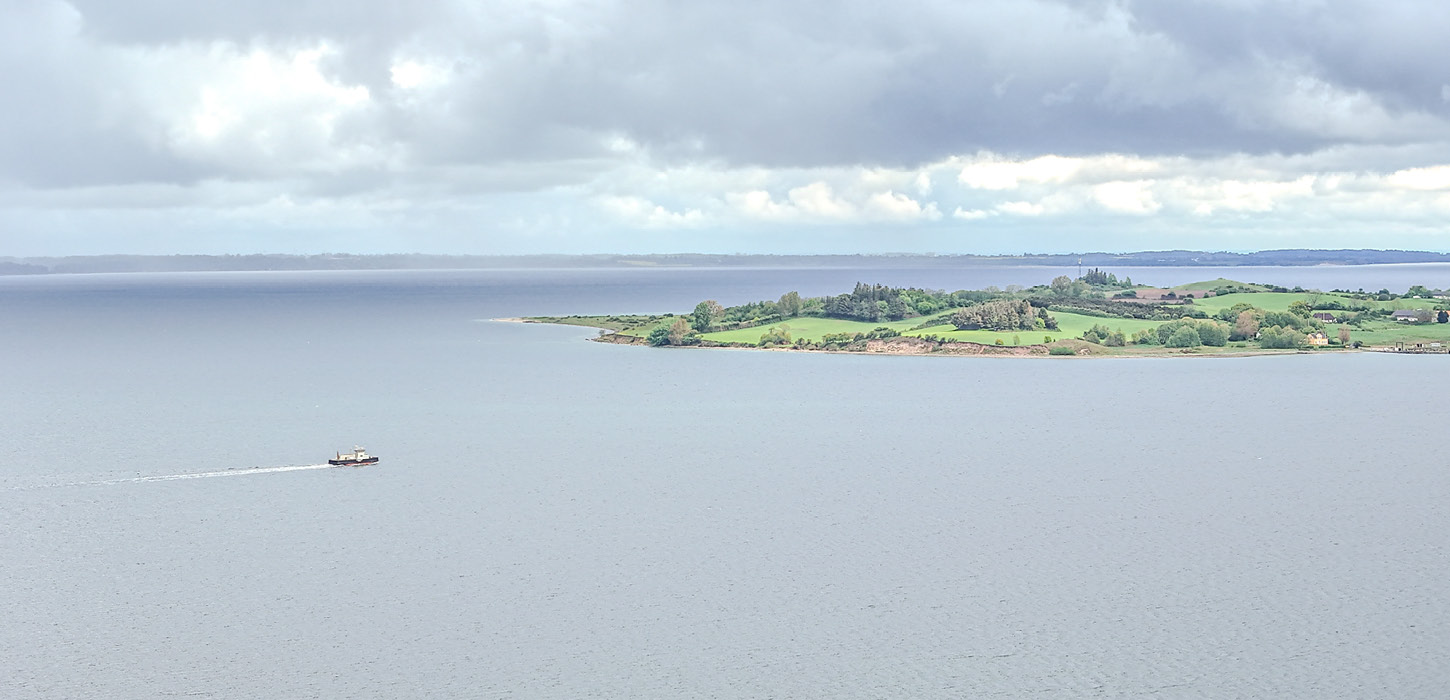 Luftfoto af Barsøfærgen der sejler mod Barsø