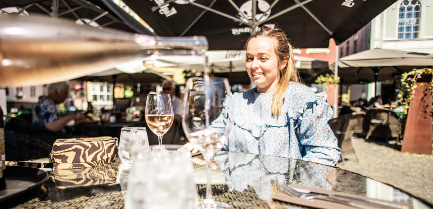 Kvinde nyder et glas rosévin ved Vin og Vin i Haderslev