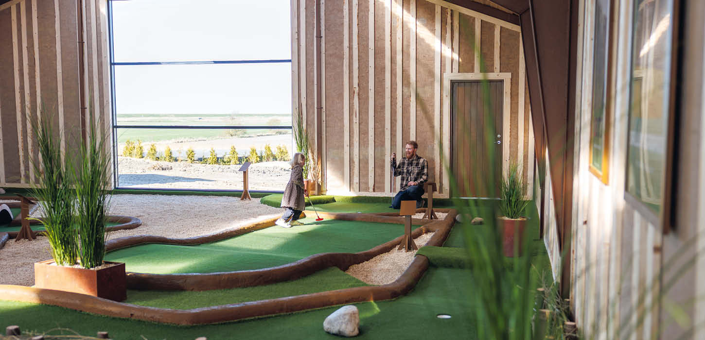 Familie spiller minigolf ved Adventure Minigolf Vadehavet