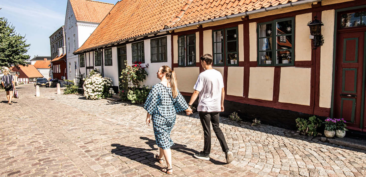 Par på guidet tur i den gamle bydel i Haderslev