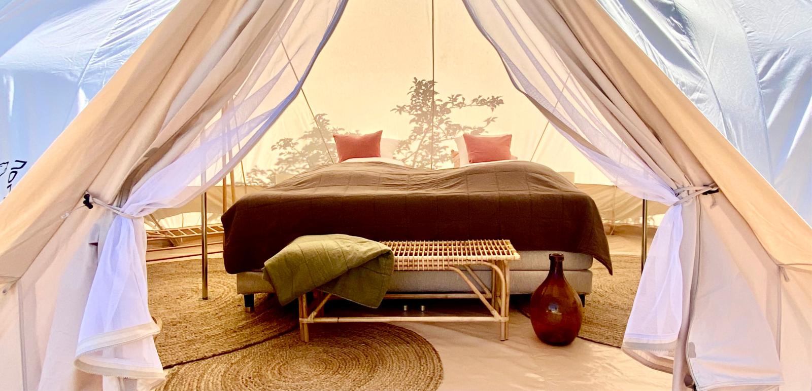 Kig ind i et Glamping telt ved Rønhave 