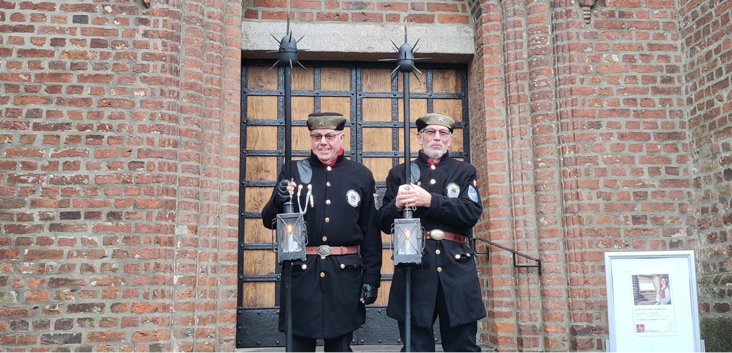 Vægtere i uniform og morgenstjerne ved indgangen til Haderslev Domkirke