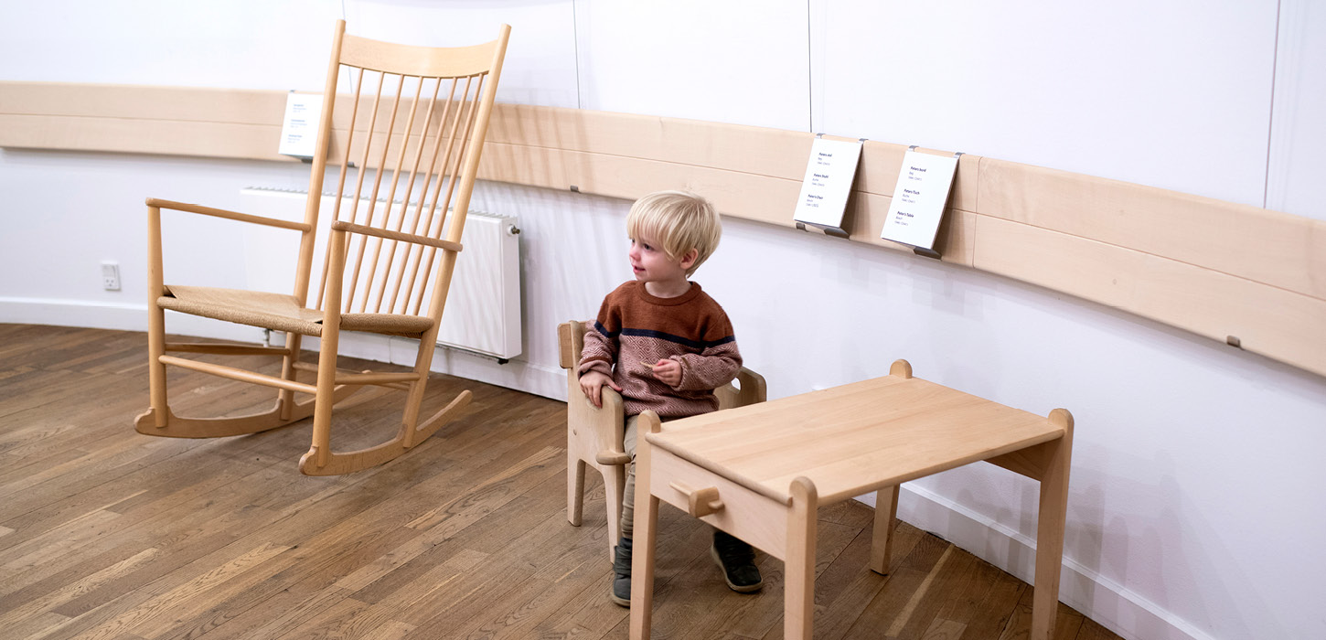 Barn sidder på Wegners børnestol - Peters stol