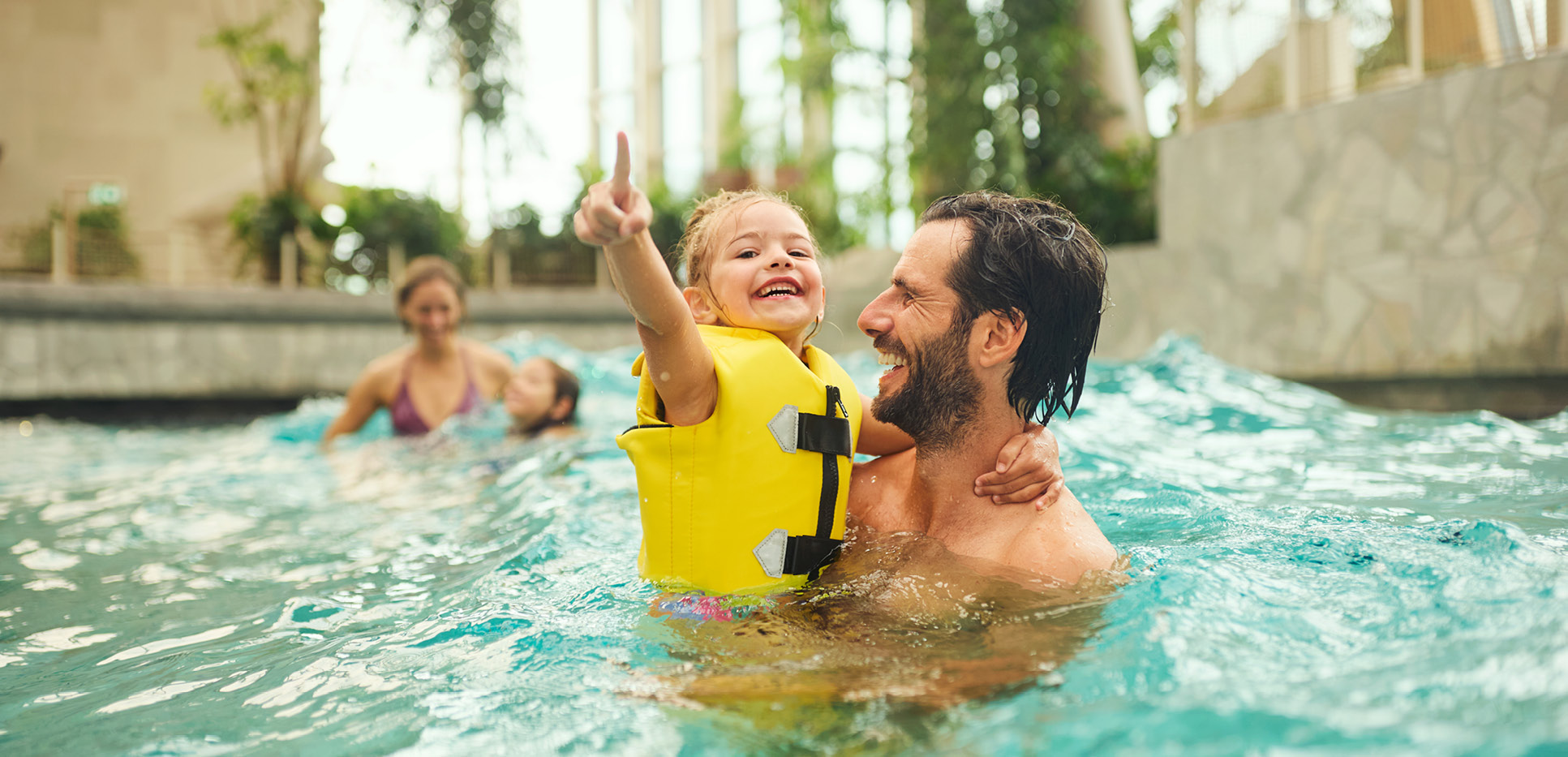 Familie bader i Aqua Mundo i Center Parcs Nordborg Resort