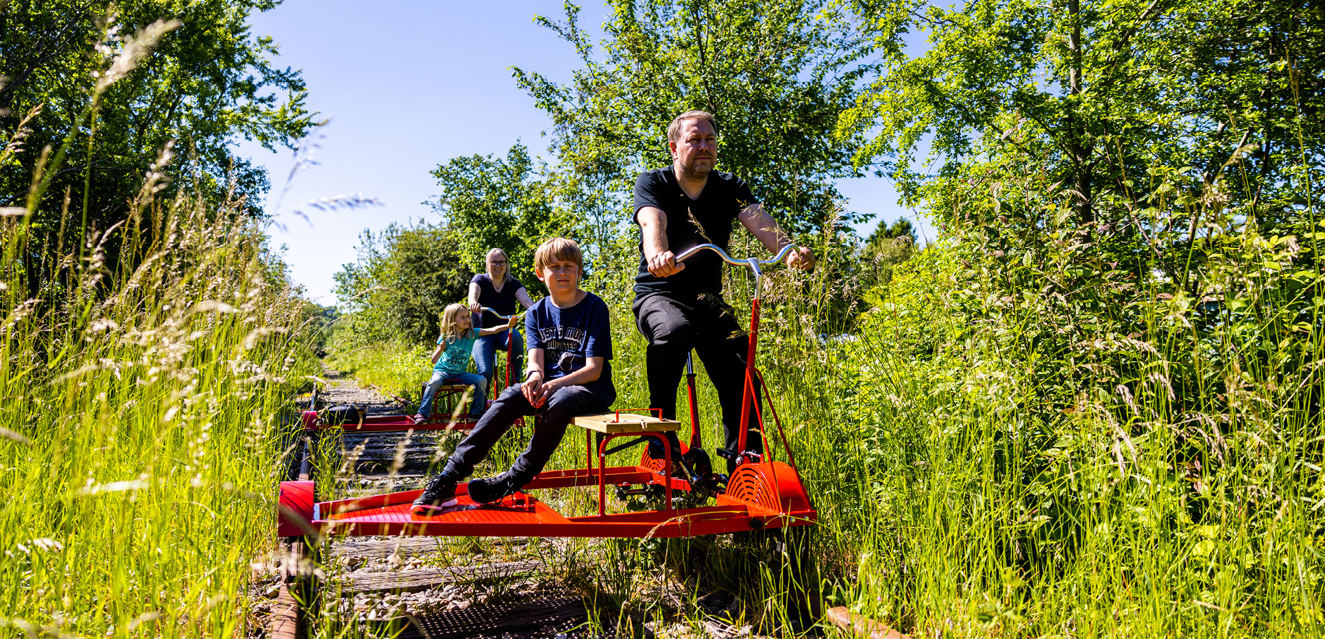 Familie på skinnecykler i Aabenraa