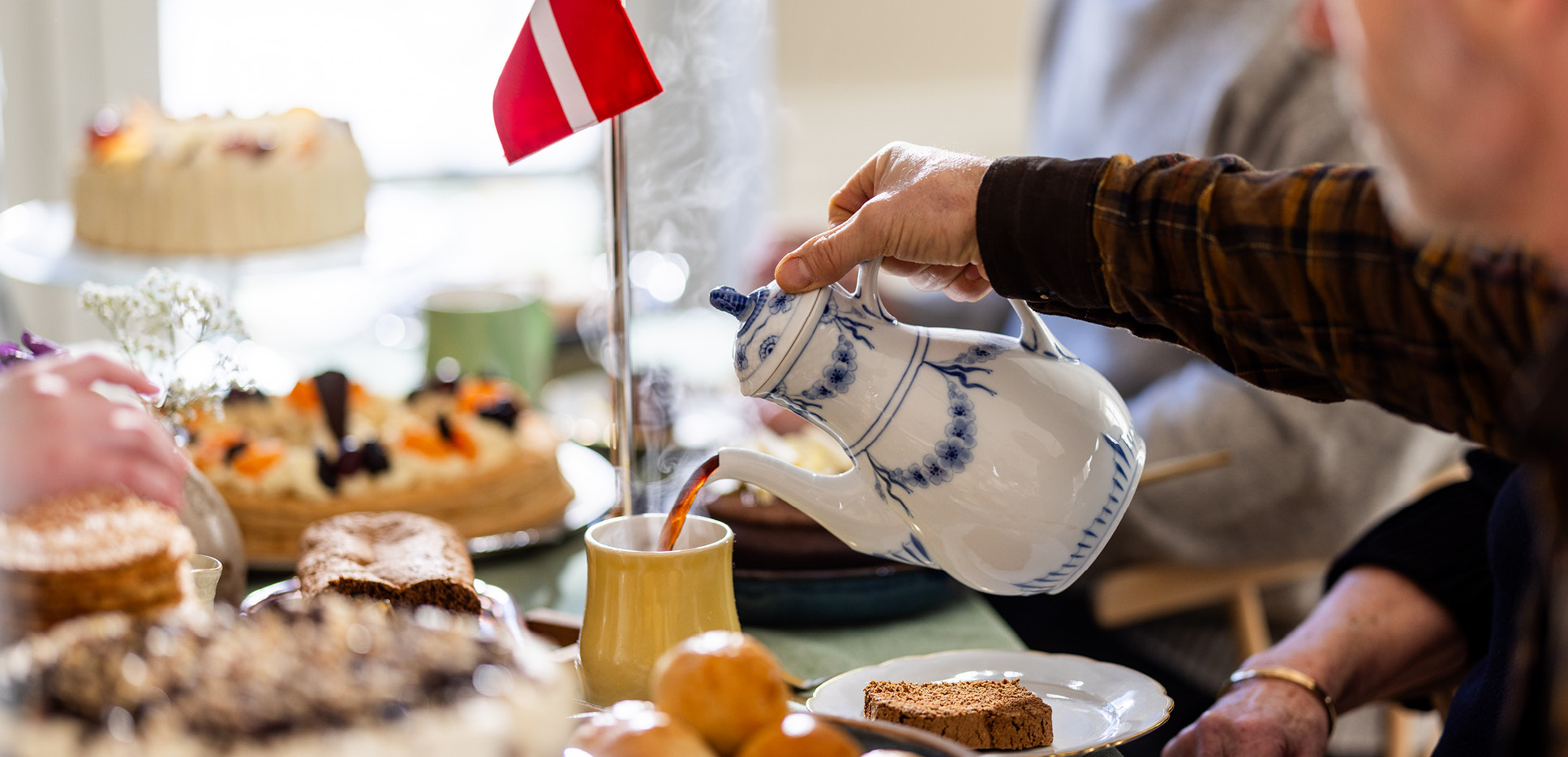 Kaffen hældes op til det store Sønderjyske Kaffebord