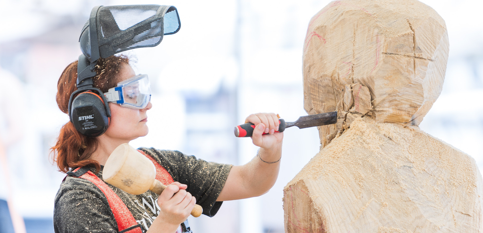Kvinde er i gang med sin skulptur ved WoodSculpture i Sønderborg