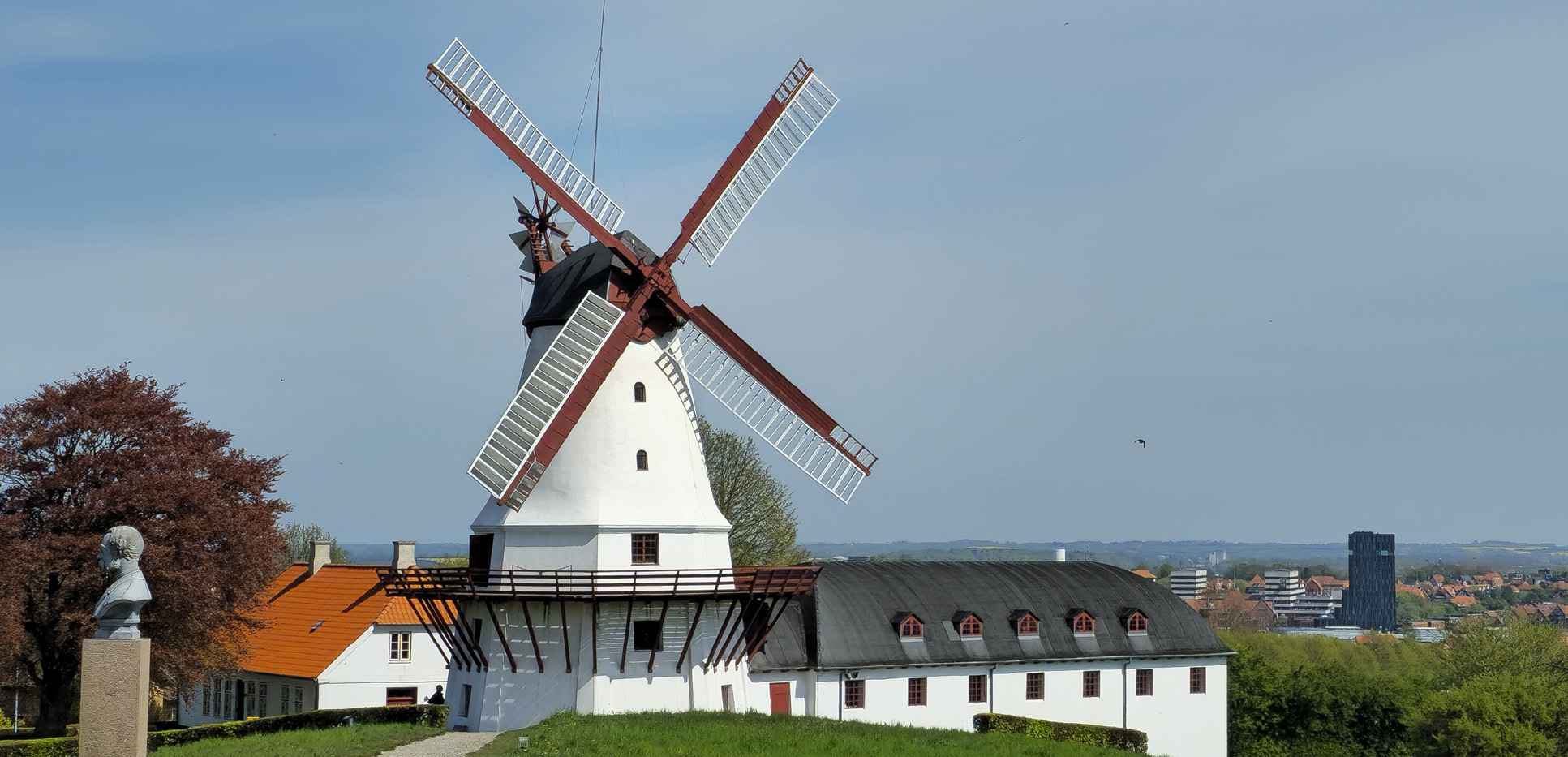 Dybbøl Mølle med Sønderborg by i baggrunden
