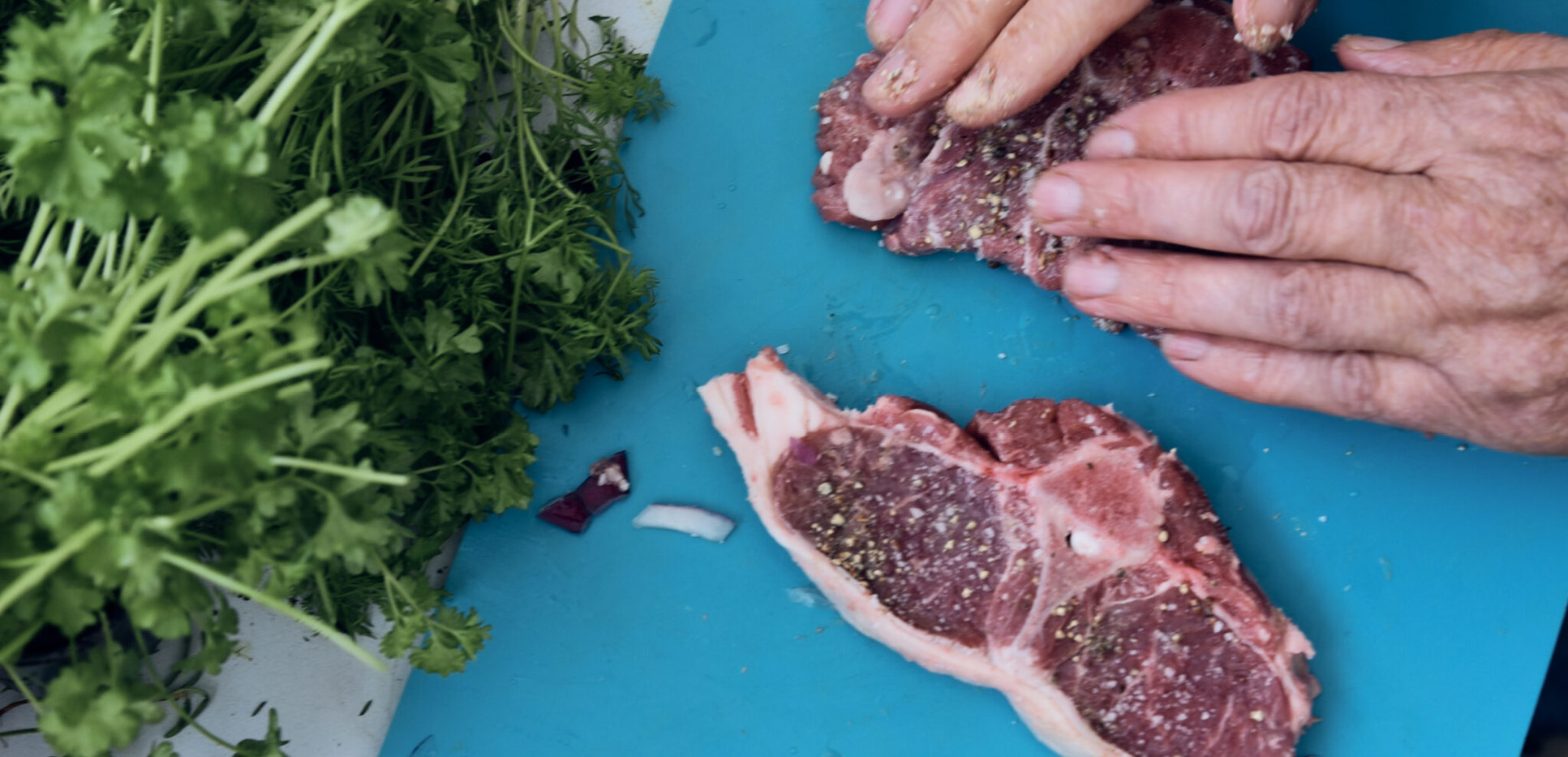 Lammesteaks på skærebræt