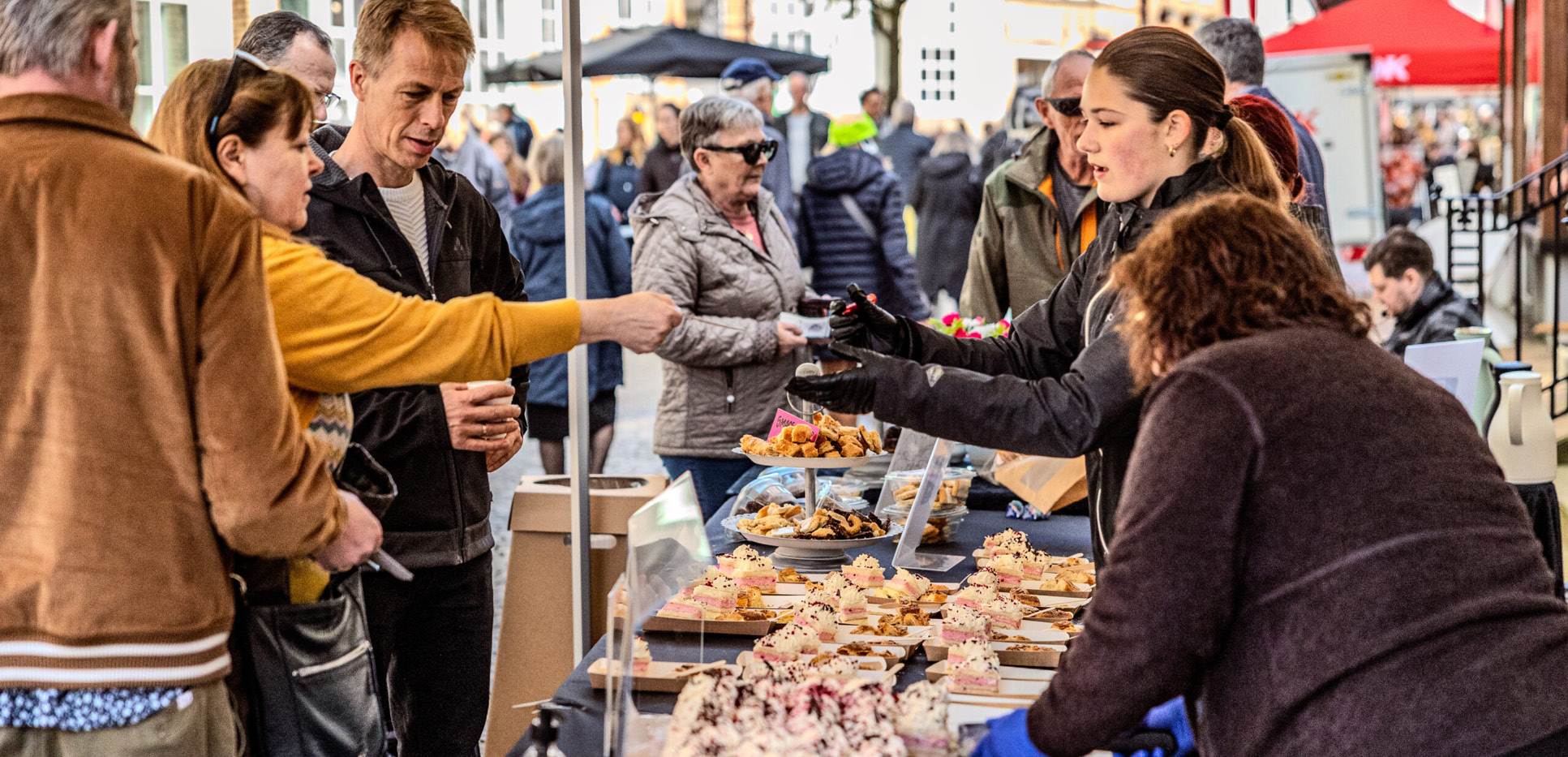 Kø ved kageboderne ved Sønderjysk Kagefestival i Tønder