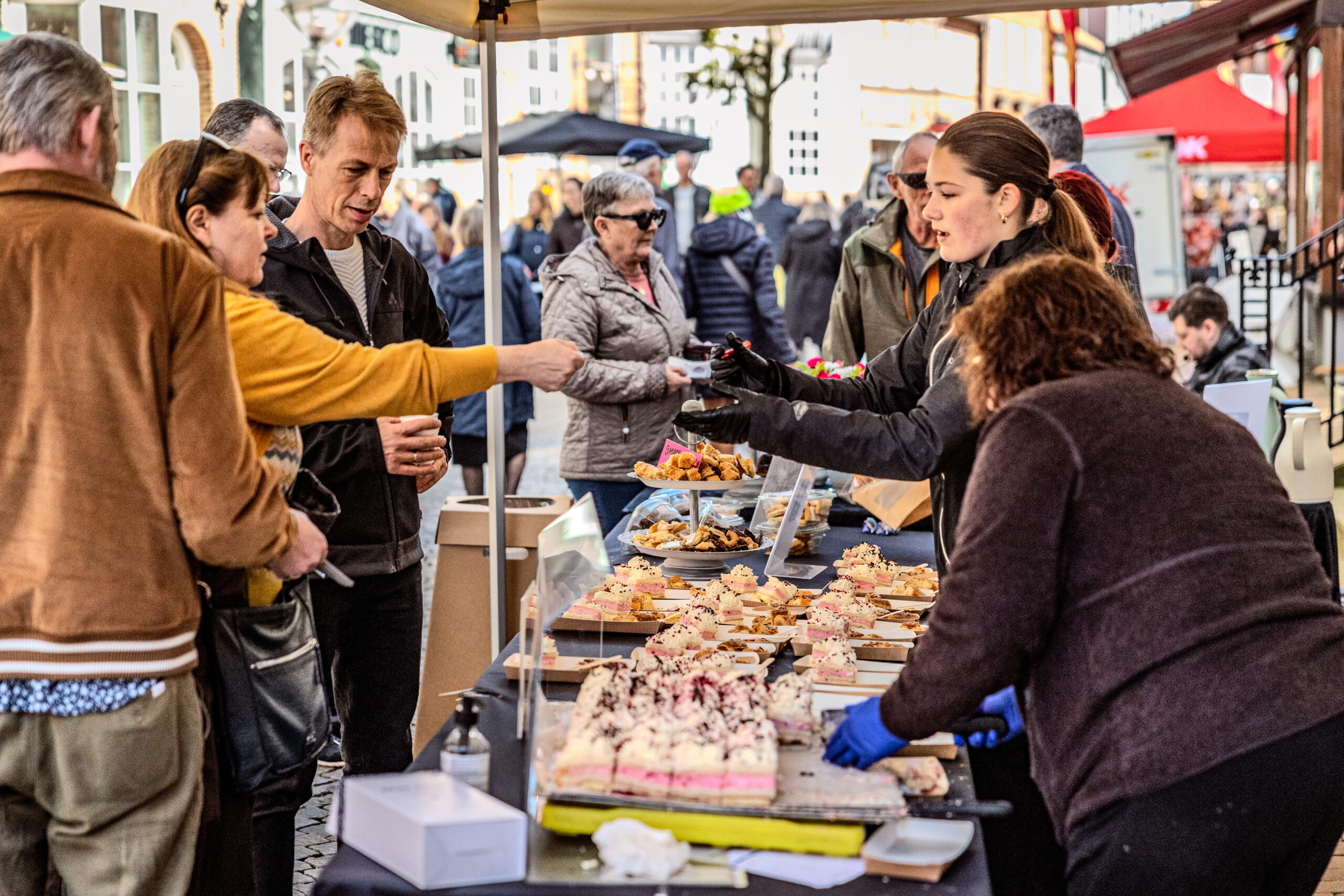 Kø ved kageboderne ved Sønderjysk Kagefestival i Tønder