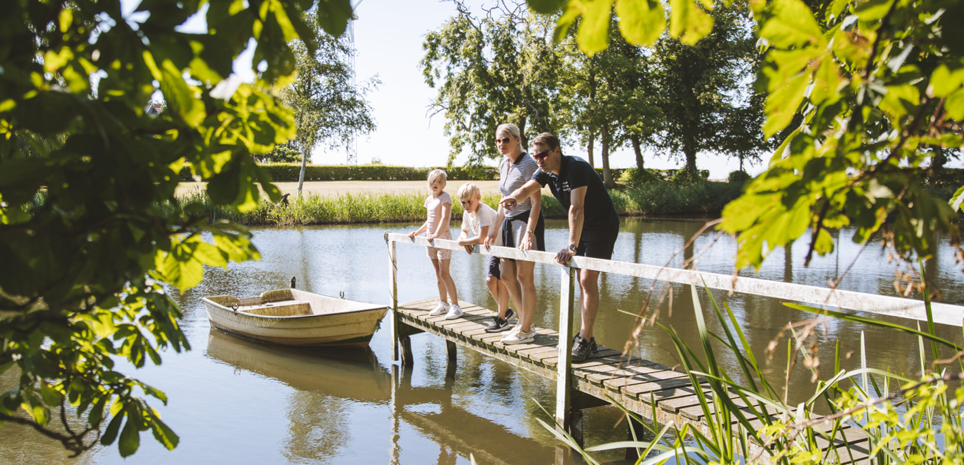 Familie der kigger ud over vandet ved Rønhave Bed & Breakfast