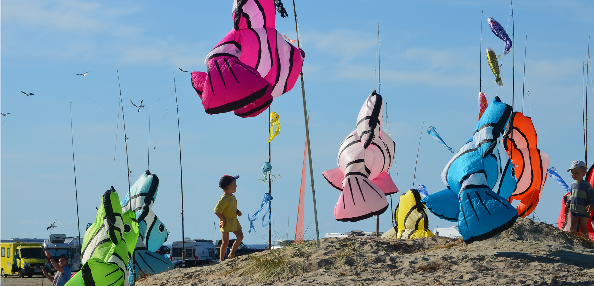 Farverige drager på Lakolk Strand - Rømø Dragefestival 2025