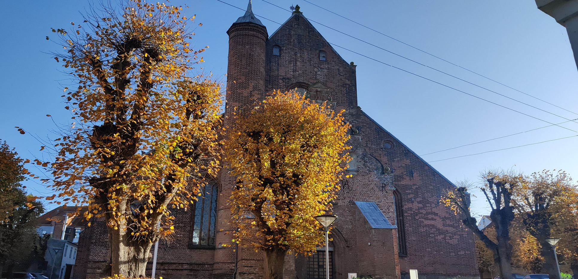 Haderslev Domkirke i efterårsklæder