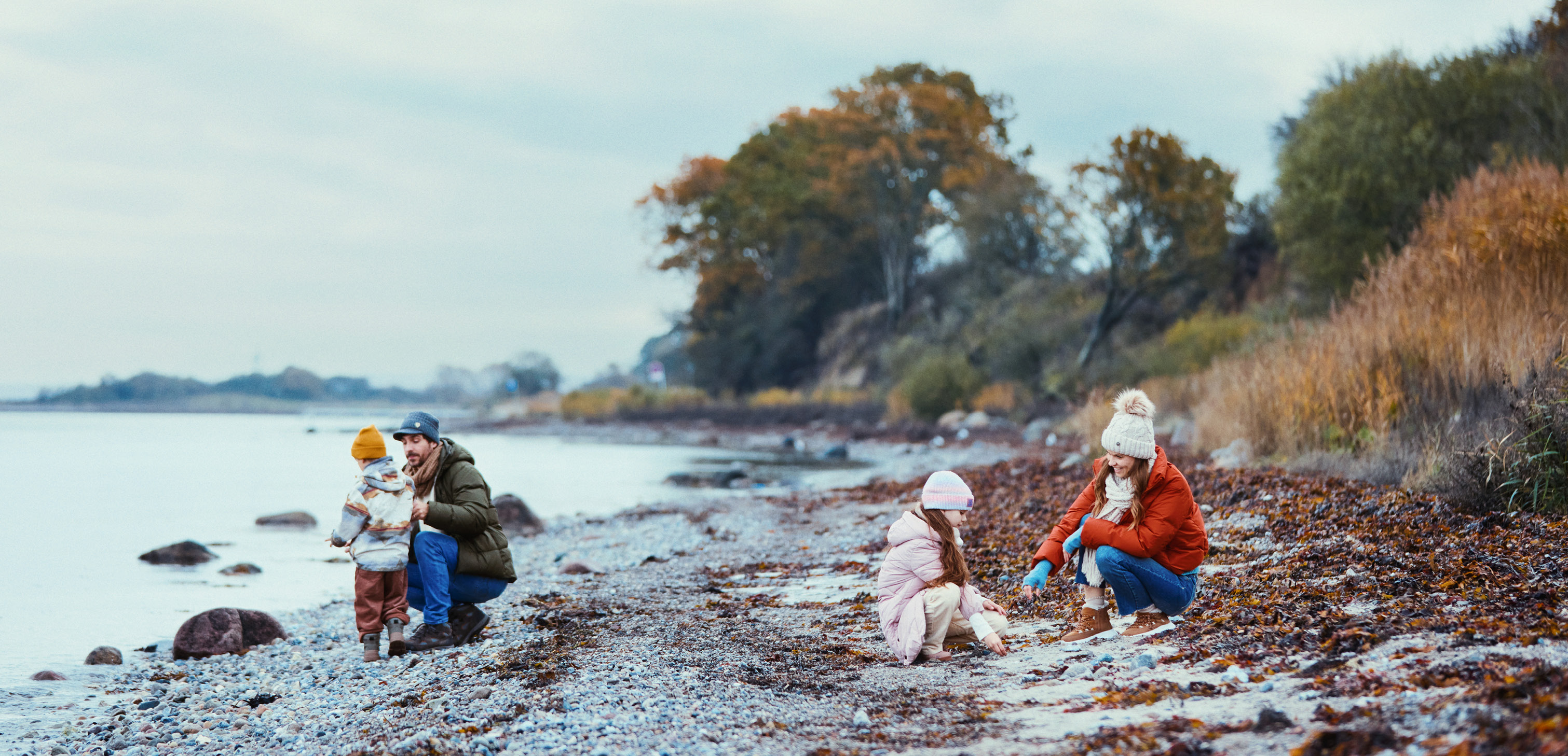 Familie holder leger ved stranden ved Center Parcs Nordborg Resort