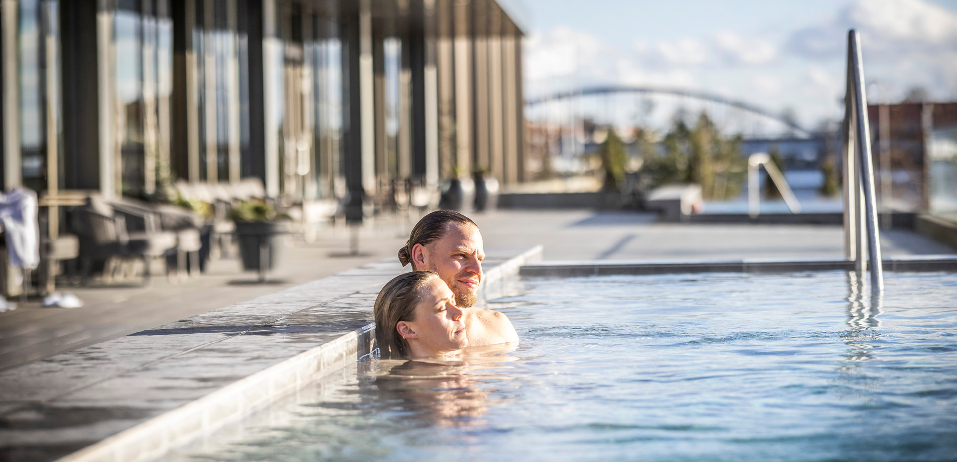 Par i udendørs pool ved Alsik Hotel & Spa