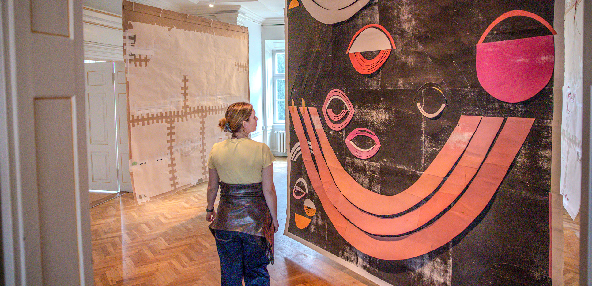 Kvinde kigger på kunst ved Augustiana i Augustenborg
